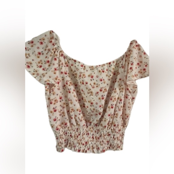 Monteau Floral Off-Shoulder Smocked Top | Blusa Floral - Picture 5 of 6